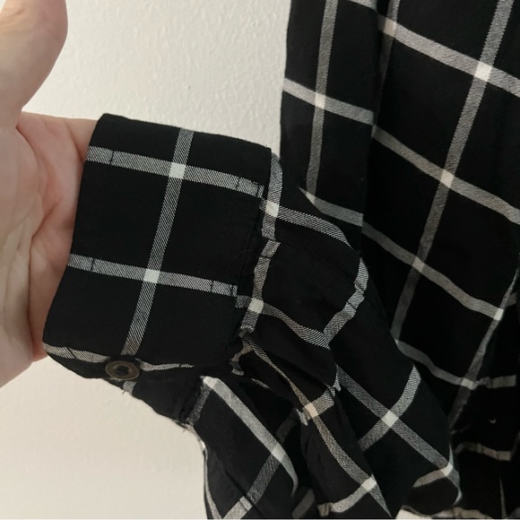 Calvin Klein Button Down Black and White Long Blouse. Size PS - Picture 4 of 9